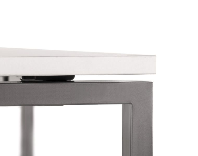Detalle tablero y pata metálica de la mesa serie Pórtico